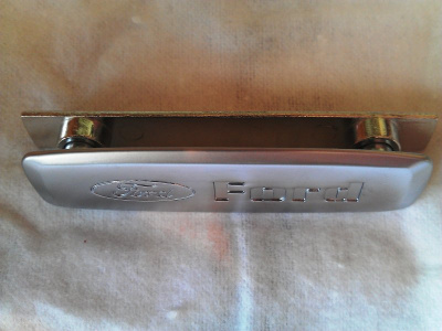 Эмблема Ford из полированного алюминия для ковриков салона - 1 шт., 18х64 мм